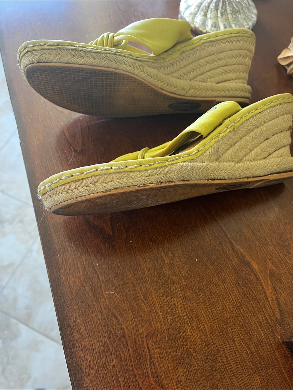 Born Lime Green Yellow Knot Leather 3 Inch Wedge Thong Sandals Size 9 - Picture 16 of 16